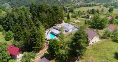 Dağ köyünde havuzlu güzel bir evin havadan çekilmiş görüntüleri.