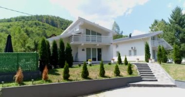 Dağ köyünde havuzlu güzel bir evin havadan çekilmiş görüntüleri.