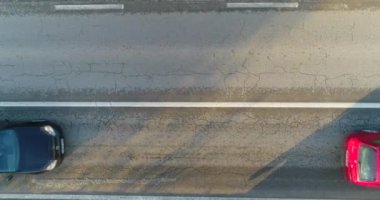 Yoldaki arabaların hava görüntüleri.