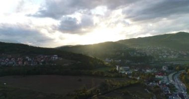 Güzel dağ köyünün hava görüntüleri.