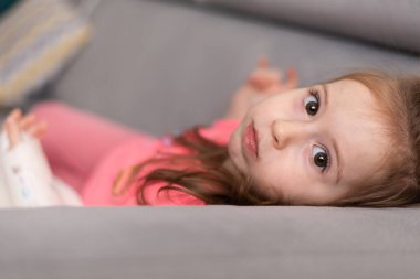 Kızın sol kolu kırık, koluna güzel bir resim çizmiş.