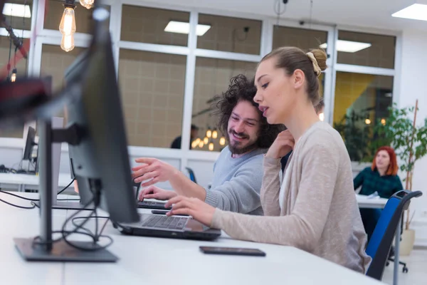 Multiraciale Jonge Zakenmensen Die Werken Met Computers Documenten Open Ruimte — Stockfoto