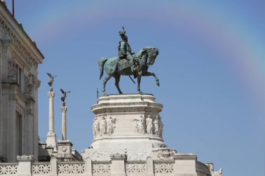 Roma, İtalya - Haziran 2019 - Dünyanın en ünlü simgelerinden biri - Roma Forumu. Seyahat Serisi, İtalya. Roma şehir merkezinin yukarısına bak, İtalya.