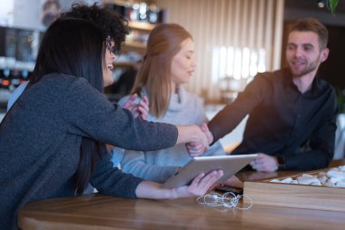 Başarılı genç yaratıcı iş ekibi başarılarını kutluyor.