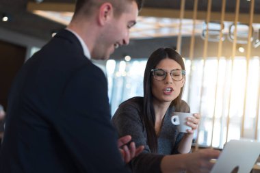Dostça tartışmalar sırasında yöneticiler, ay haberleri, yaratıcı toplantılar. İş kavramı, finans, meslek, iş