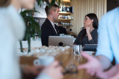 Dostça tartışmalar sırasında yöneticiler, ay haberleri, yaratıcı toplantılar. İş kavramı, finans, meslek, iş