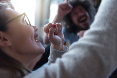 Başarılı genç yaratıcı iş ekibi başarılarını kutluyor.