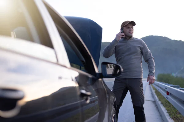 Hombre Llamando Servicio Remolque Para Pedir Ayuda Carretera Concepto Asistencia —  Fotos de Stock