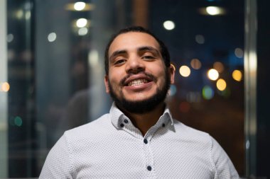 Gülümseyen Afro-Amerikan genç iş adamı portresi