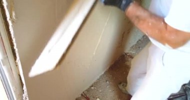 Duvarları sıva ile kaplayan işçi.