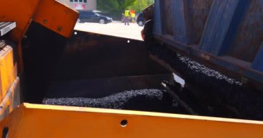 Asfalt yolda bir sürü inşaat makinası, asfalt döşeme süreci