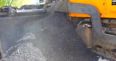Asfalt yolda bir sürü inşaat makinası, asfalt döşeme süreci