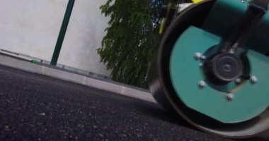 Asfalt yolda bir sürü inşaat makinası, asfalt döşeme süreci