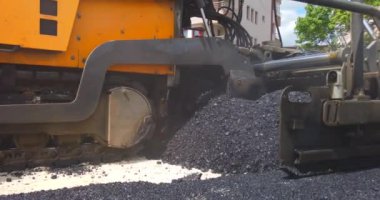 Asfalt yolda bir sürü inşaat makinası, asfalt döşeme süreci