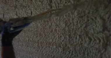 Duvarları çimentoyla ören işçi