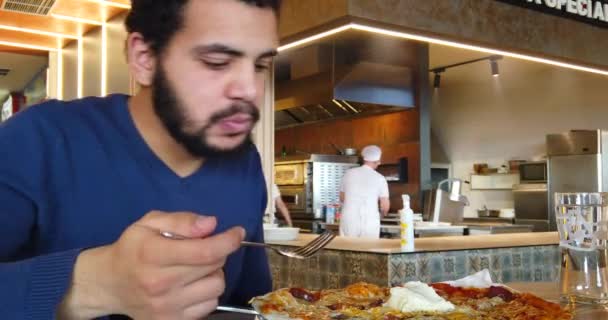 Homem Sentado Café Comendo Pizza Imagens Close — Vídeo de Stock