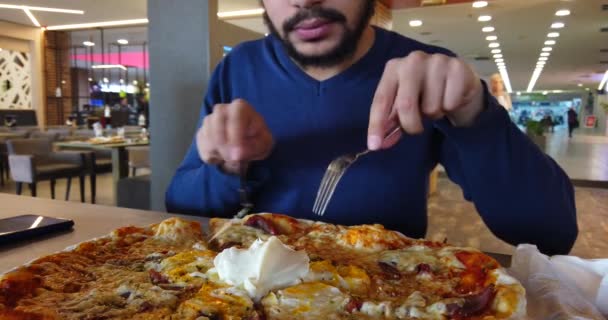 Мужчина Сидящий Кафе Поедающий Пиццу Кадры Крупного Плана — стоковое видео