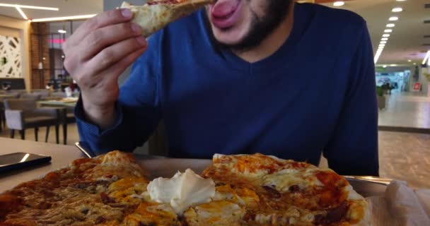 Férfi Aki Kávézóban Pizzát Eszik Közeli Felvételek — Stock videók