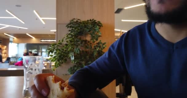 Άνθρωπος Που Κάθεται Στο Καφέ Και Τρώει Πίτσα Πλάνα Από — Αρχείο Βίντεο