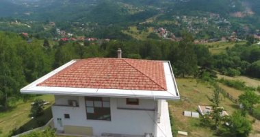 Dağ köyünde havuzlu güzel bir evin havadan çekilmiş görüntüleri.