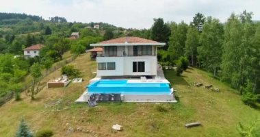 Dağ köyünde havuzlu güzel bir evin havadan çekilmiş görüntüleri.