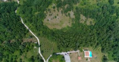 Dağ köyünde havuzlu güzel bir evin havadan çekilmiş görüntüleri.