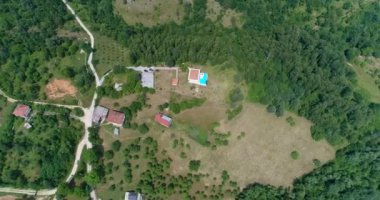 Dağ köyünde havuzlu güzel bir evin havadan çekilmiş görüntüleri.