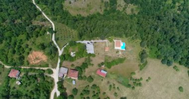 Dağ köyünde havuzlu güzel bir evin havadan çekilmiş görüntüleri.