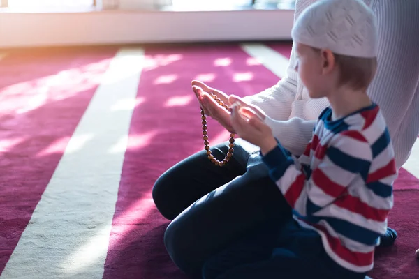 Ramadan Kareem Üdvözöl Apa Fia Mecsetben Muszlim Család Imádkozik — Stock Fotó