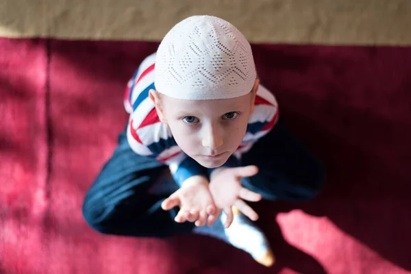 Muszlim Gyermek Belül Mecset Imádkozott — Stock Fotó