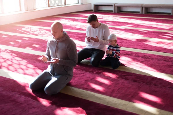 Ramadan Kareem Üdvözöl Apa Fia Mecsetben Muszlim Család Imádkozik — Stock Fotó