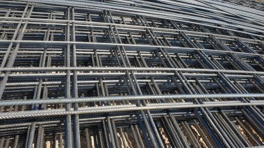 Demir takviyesi. Güçlendirilmiş beton inşaat alanı için çelik demirler