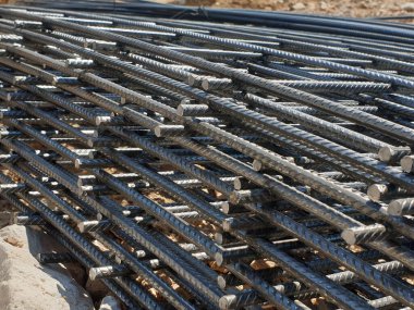 Demir takviyesi. Güçlendirilmiş beton inşaat alanı için çelik demirler