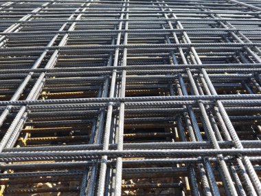 Demir takviyesi. Güçlendirilmiş beton inşaat alanı için çelik demirler