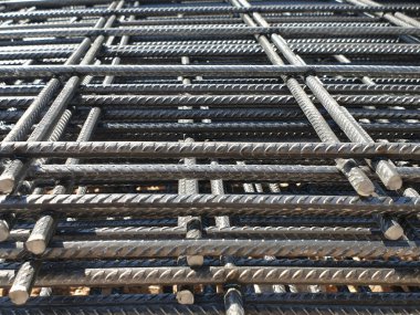 Demir takviyesi. Güçlendirilmiş beton inşaat alanı için çelik demirler