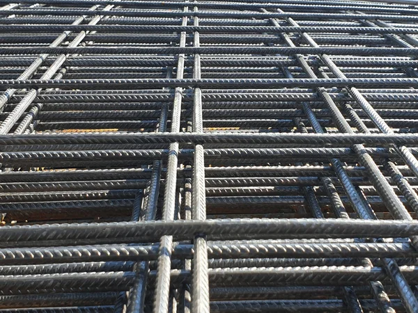 Demir takviyesi. Güçlendirilmiş beton inşaat alanı için çelik demirler