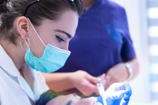Dentista Feminina Máscara Segurando Instrumentos Dentários Enquanto Trabalhava Com Paciente — Fotografia de Stock