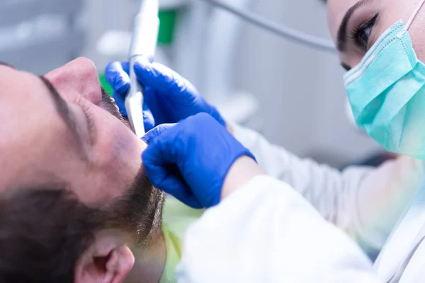 Vrouwelijk Tandarts Masker Tandheelkundige Instrumenten Houden Terwijl Het Werken Met — Stockfoto