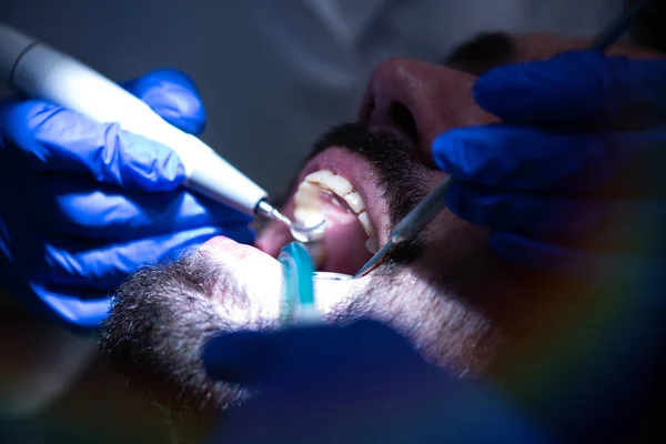 Vrouwelijk Tandarts Masker Tandheelkundige Instrumenten Houden Terwijl Het Werken Met — Stockfoto