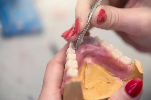 Tandprotes Proteser Proteser Studie Och Ett Bord Med Dentala Verktyg — Stockfoto
