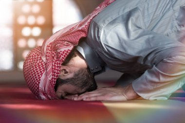 Müslüman bir Arap namaz kılıyor. Ramazan 'da camide dua eden dindar Müslüman adam.