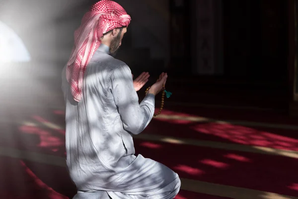 Hombre Árabe Musulmán Rezando Religioso Musulmán Rezando Dentro Mezquita Durante — Foto de Stock