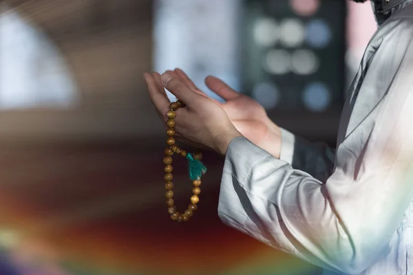 기도하는 이슬람 아랍어 라마단에서 안에서 기도하고 — 스톡 사진