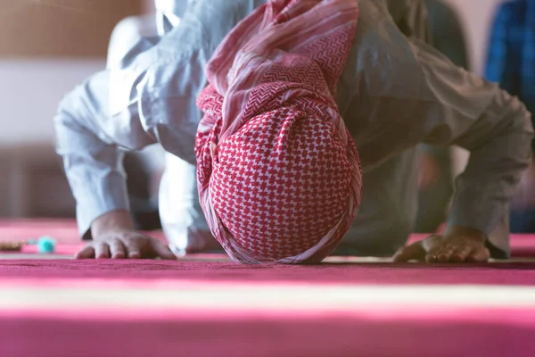 Homem Árabe Muçulmano Rezando Homem Muçulmano Religioso Orando Dentro Mesquita — Fotografia de Stock