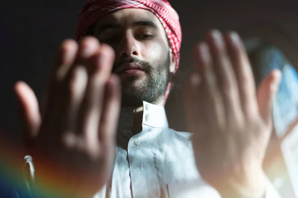 Arabischer Muslim Betet Religiöser Muslimischer Mann Betet Während Des Ramadans — Stockfoto