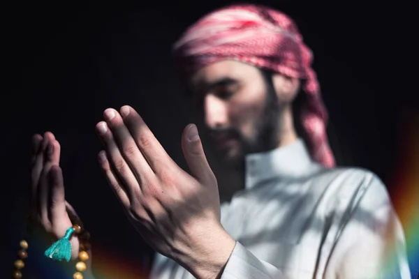 기도하는 이슬람 아랍어 라마단에서 안에서 기도하고 — 스톡 사진