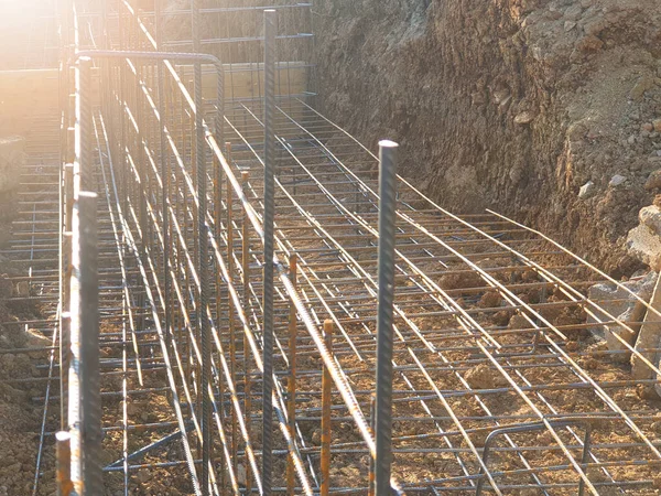 Trabajadores Construcción Que Fabrican Barras Refuerzo Acero Sitio Construcción — Foto de Stock