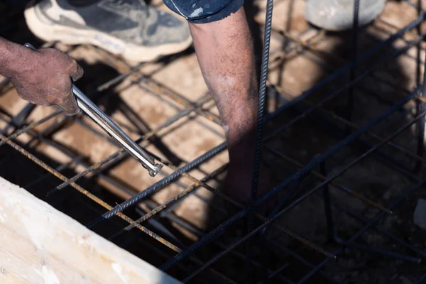 Trabajadores Construcción Que Fabrican Barras Refuerzo Acero Sitio Construcción — Foto de Stock