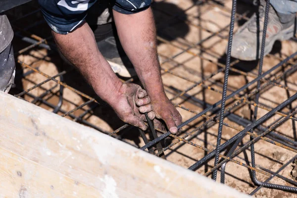 Trabajadores Construcción Que Fabrican Barras Refuerzo Acero Sitio Construcción — Foto de Stock