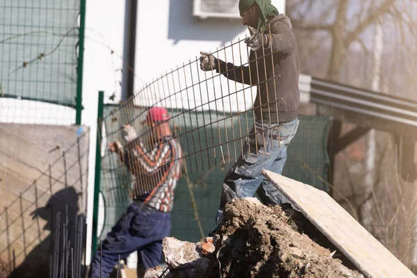 Trabajadores Construcción Que Fabrican Barras Refuerzo Acero Sitio Construcción — Foto de Stock